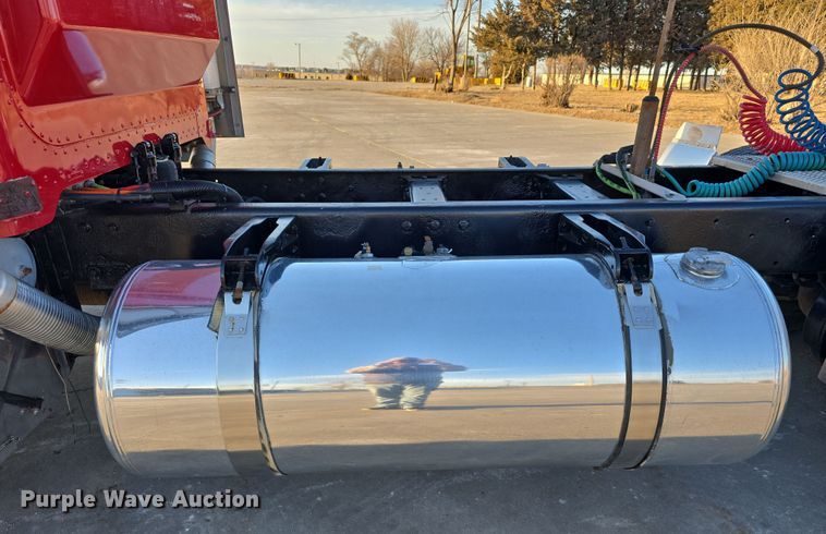 image for item DW3162 2006 Peterbilt 379 semi truck