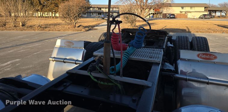 image for item DW3162 2006 Peterbilt 379 semi truck