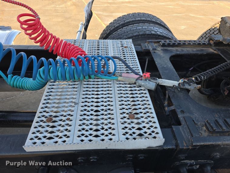 image for item DW3162 2006 Peterbilt 379 semi truck