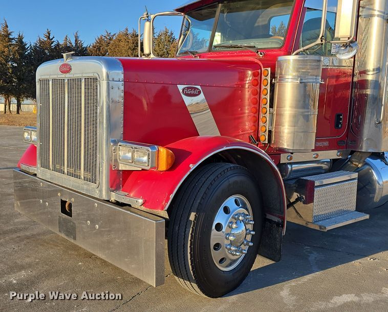 image for item DW3162 2006 Peterbilt 379 semi truck