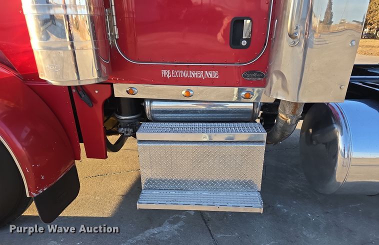 image for item DW3162 2006 Peterbilt 379 semi truck