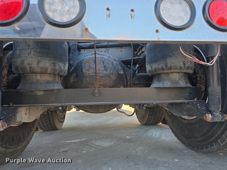 image for item DW3162 2006 Peterbilt 379 semi truck