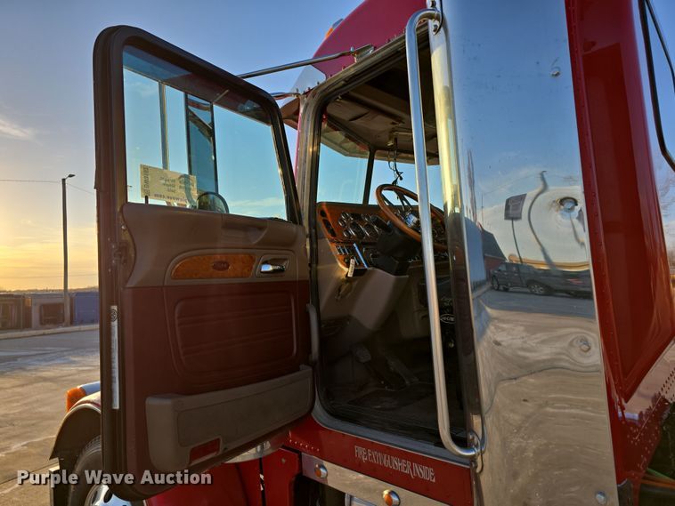 image for item DW3162 2006 Peterbilt 379 semi truck