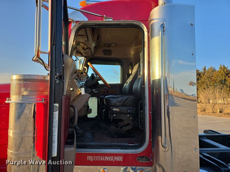image for item DW3162 2006 Peterbilt 379 semi truck