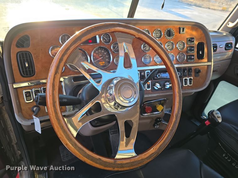 image for item DW3162 2006 Peterbilt 379 semi truck