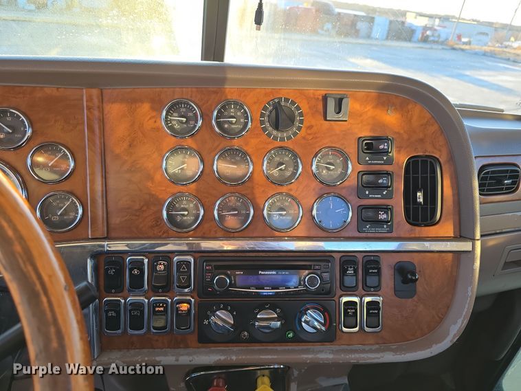 image for item DW3162 2006 Peterbilt 379 semi truck