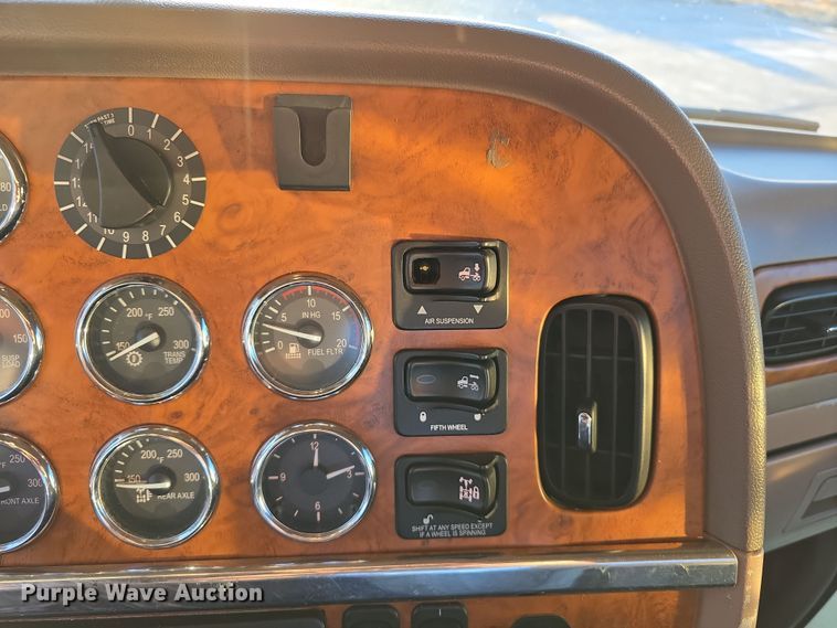 image for item DW3162 2006 Peterbilt 379 semi truck