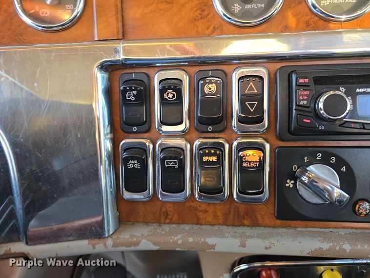 image for item DW3162 2006 Peterbilt 379 semi truck