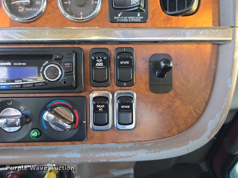 image for item DW3162 2006 Peterbilt 379 semi truck