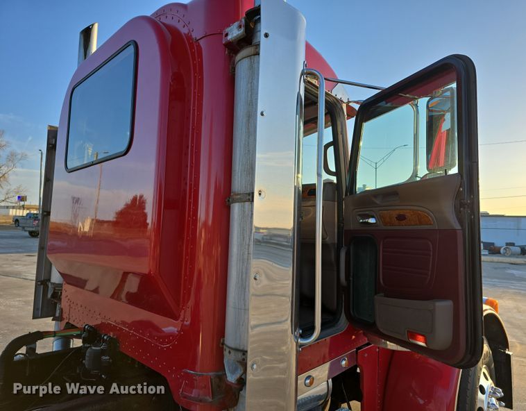 image for item DW3162 2006 Peterbilt 379 semi truck