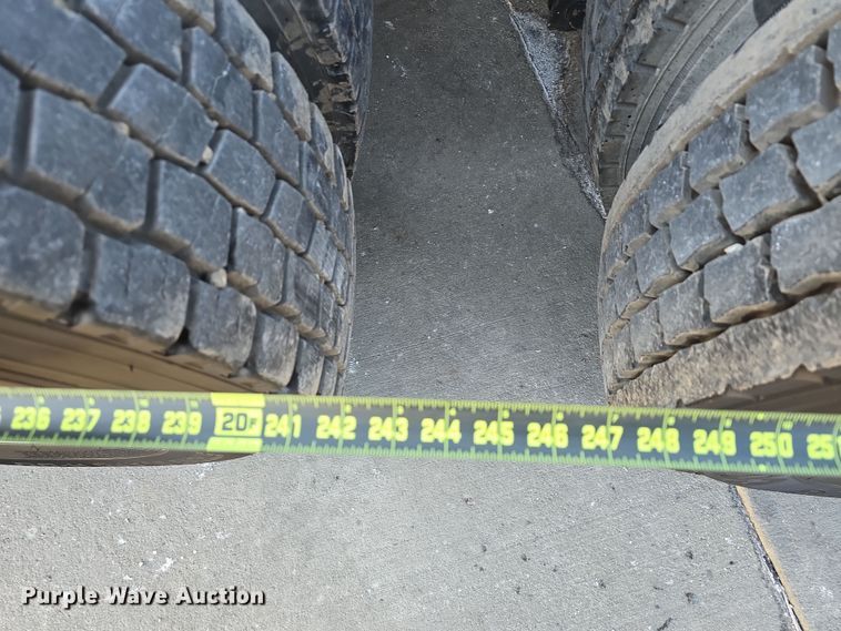 image for item DW3162 2006 Peterbilt 379 semi truck