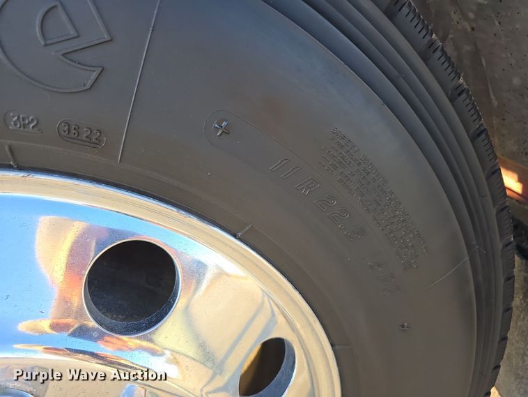 image for item DW3162 2006 Peterbilt 379 semi truck