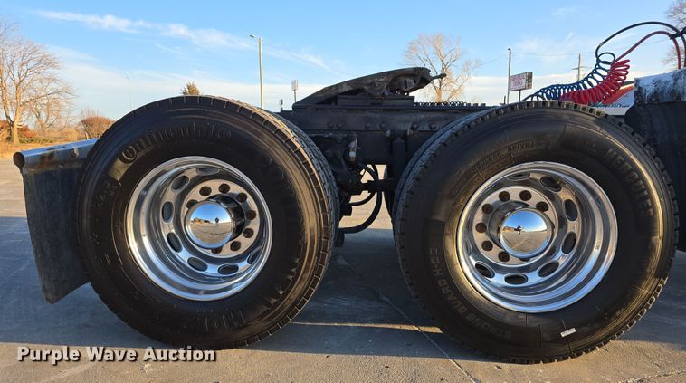 image for item DW3162 2006 Peterbilt 379 semi truck