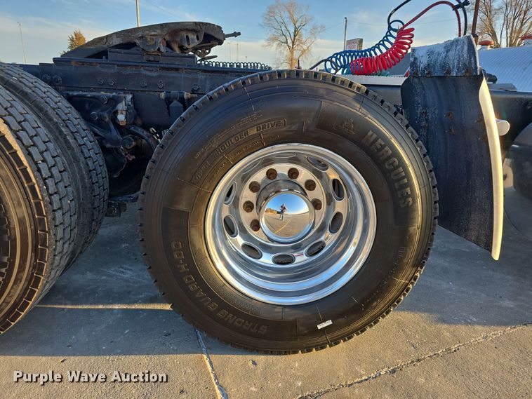 image for item DW3162 2006 Peterbilt 379 semi truck