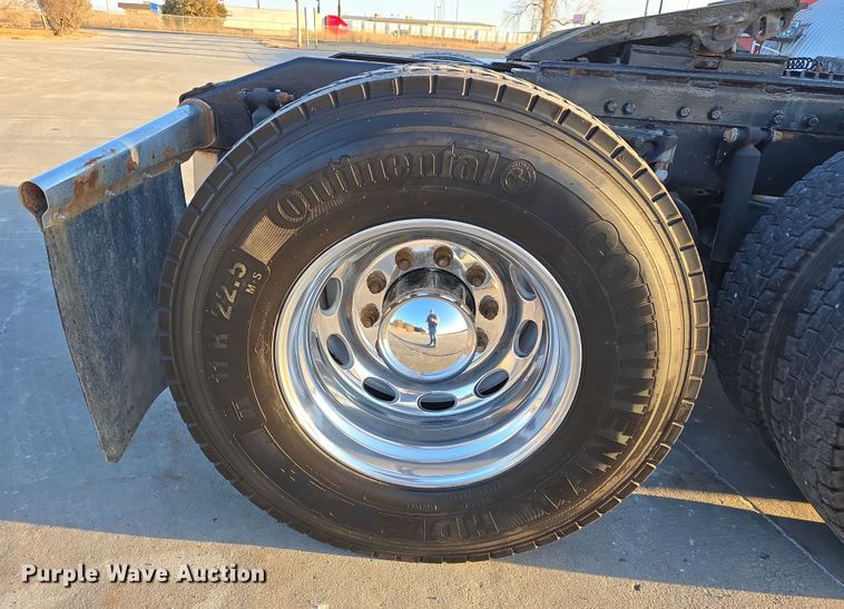 image for item DW3162 2006 Peterbilt 379 semi truck