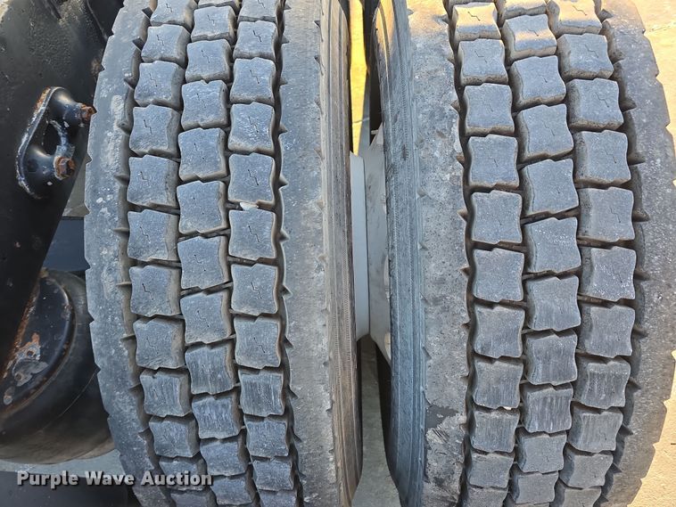 image for item DW3162 2006 Peterbilt 379 semi truck