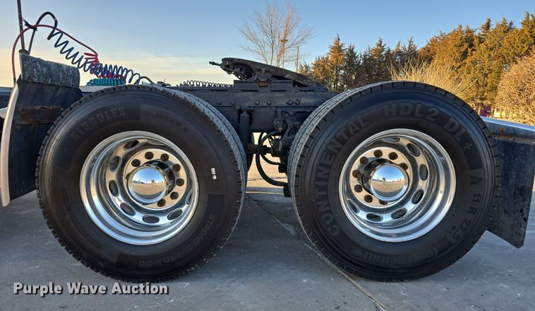 image for item DW3162 2006 Peterbilt 379 semi truck