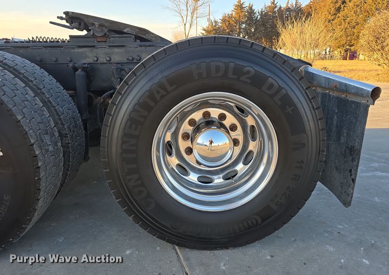 image for item DW3162 2006 Peterbilt 379 semi truck