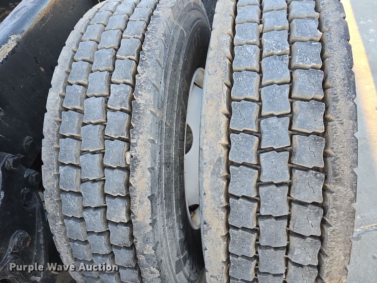 image for item DW3162 2006 Peterbilt 379 semi truck