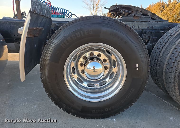 image for item DW3162 2006 Peterbilt 379 semi truck