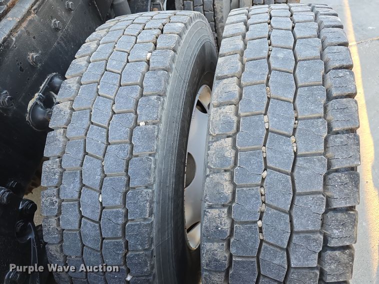 image for item DW3162 2006 Peterbilt 379 semi truck