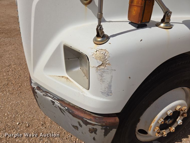 image for item DW8554 1995 Freightliner FL60 flatbed truck