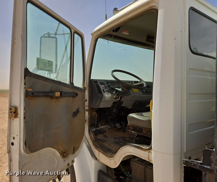 image for item DW8554 1995 Freightliner FL60 flatbed truck