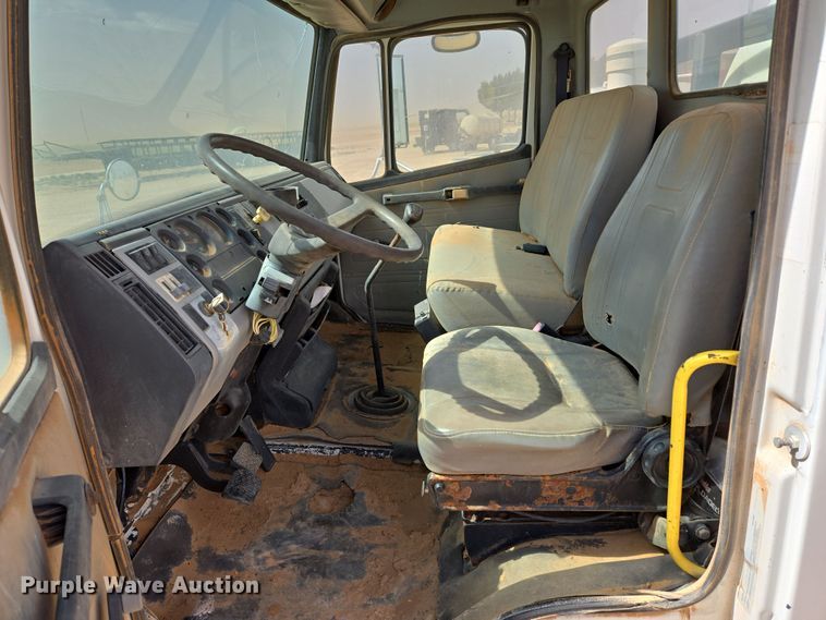 image for item DW8554 1995 Freightliner FL60 flatbed truck