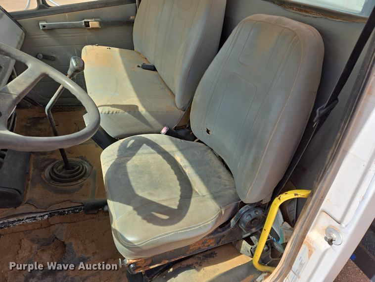 image for item DW8554 1995 Freightliner FL60 flatbed truck