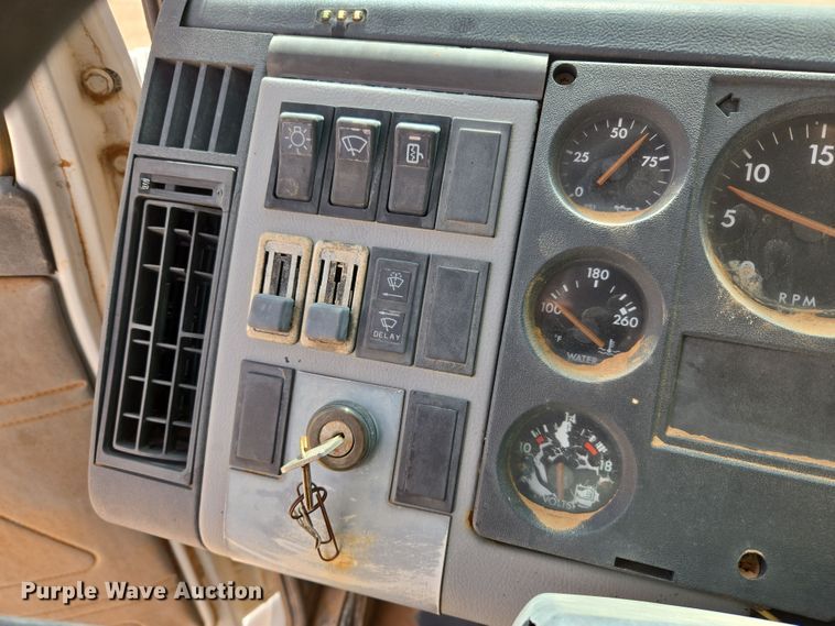 image for item DW8554 1995 Freightliner FL60 flatbed truck