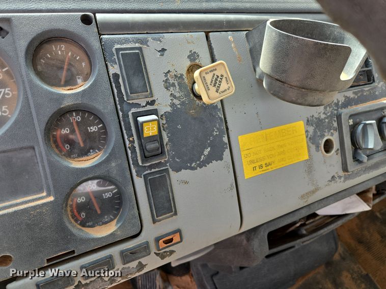 image for item DW8554 1995 Freightliner FL60 flatbed truck