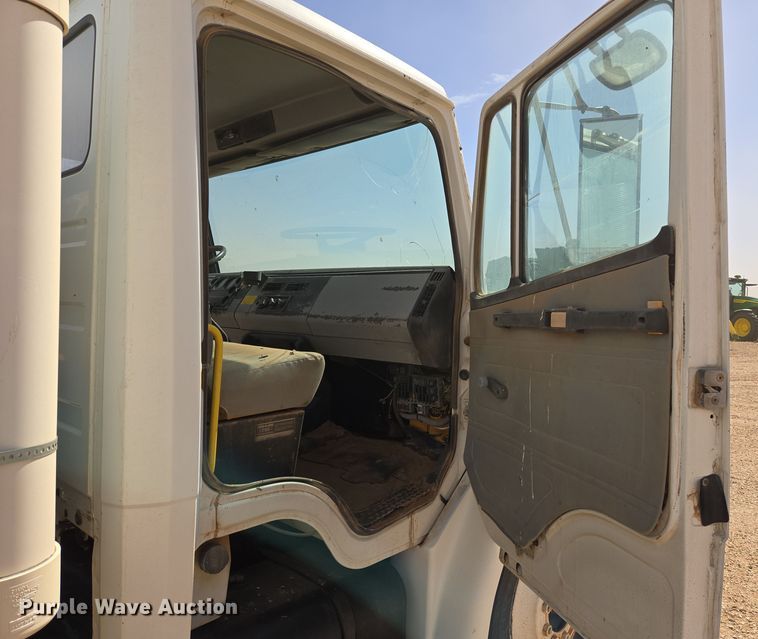 image for item DW8554 1995 Freightliner FL60 flatbed truck