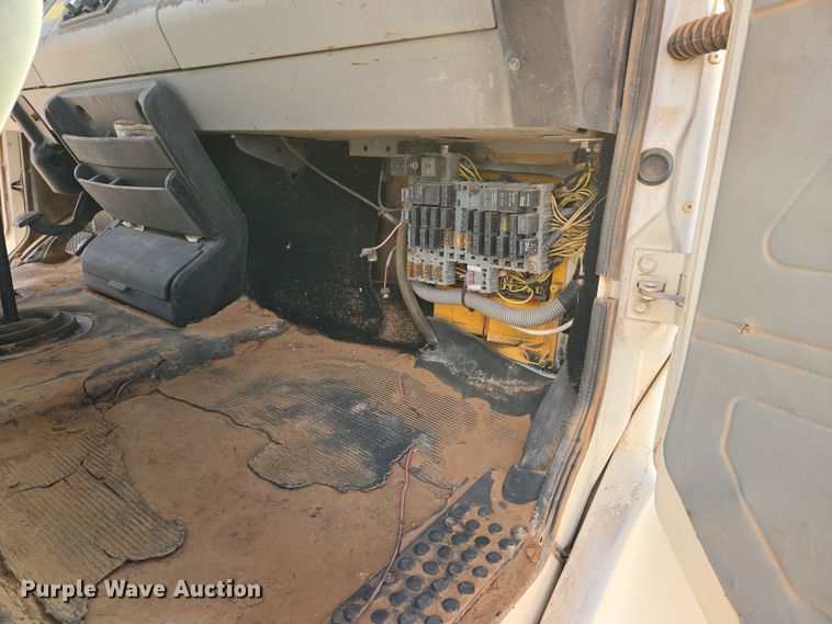 image for item DW8554 1995 Freightliner FL60 flatbed truck