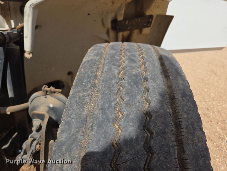 image for item DW8554 1995 Freightliner FL60 flatbed truck