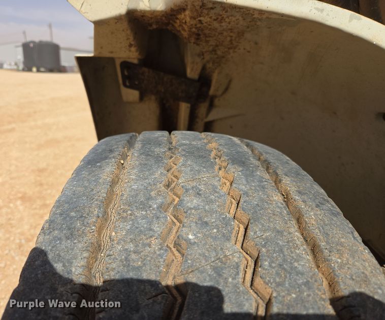 image for item DW8554 1995 Freightliner FL60 flatbed truck