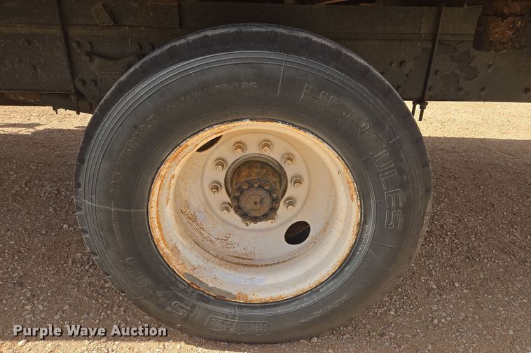 image for item DW8554 1995 Freightliner FL60 flatbed truck