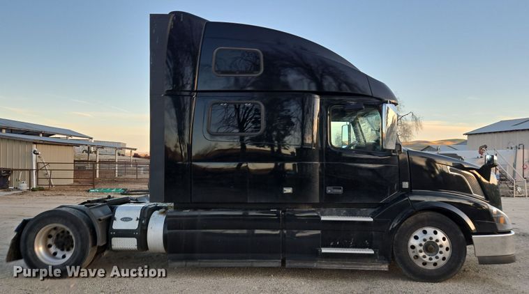 image for item DY6972 2017 Volvo VNL truck cab and chassis