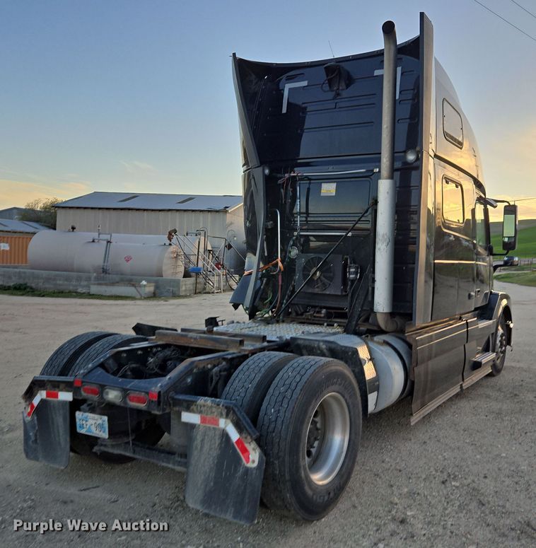 image for item DY6972 2017 Volvo VNL truck cab and chassis