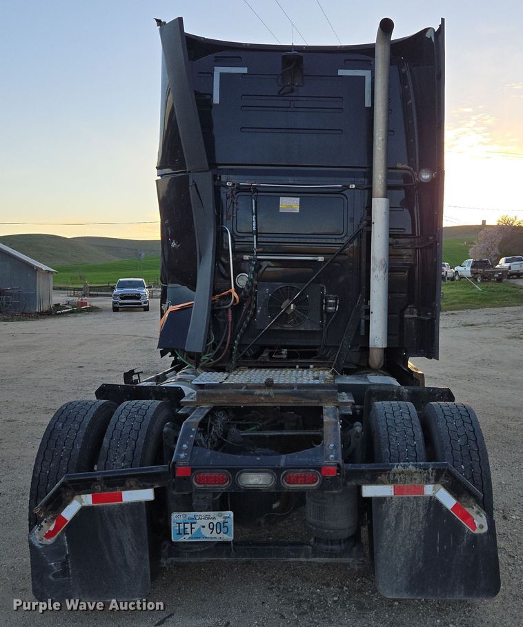 image for item DY6972 2017 Volvo VNL truck cab and chassis