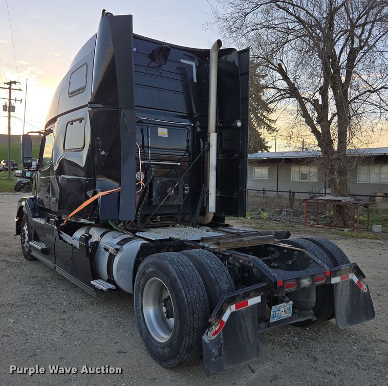 image for item DY6972 2017 Volvo VNL truck cab and chassis