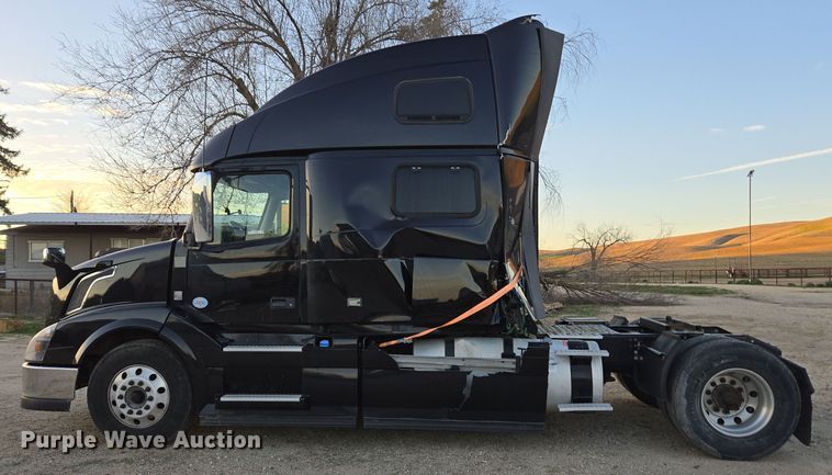 image for item DY6972 2017 Volvo VNL truck cab and chassis