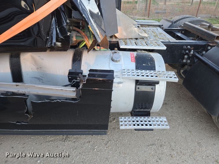 image for item DY6972 2017 Volvo VNL truck cab and chassis