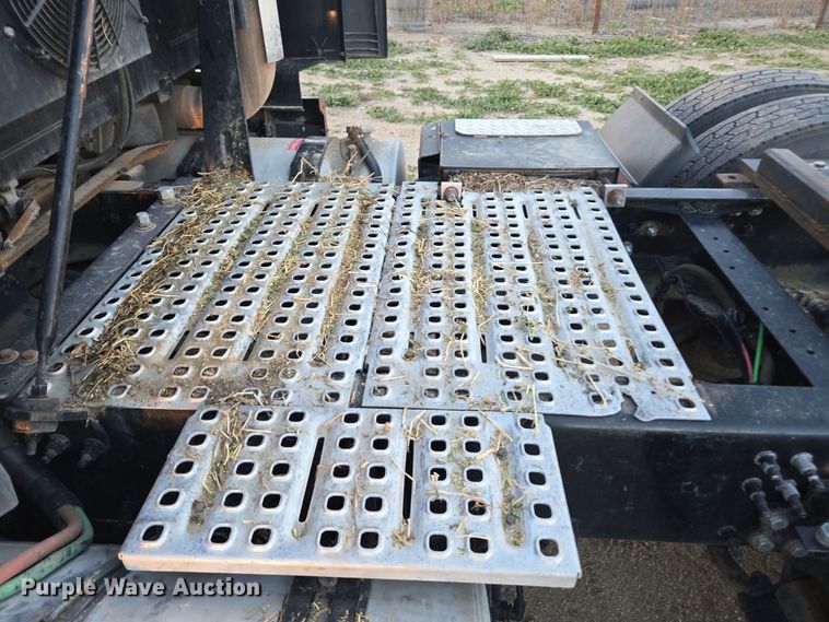 image for item DY6972 2017 Volvo VNL truck cab and chassis