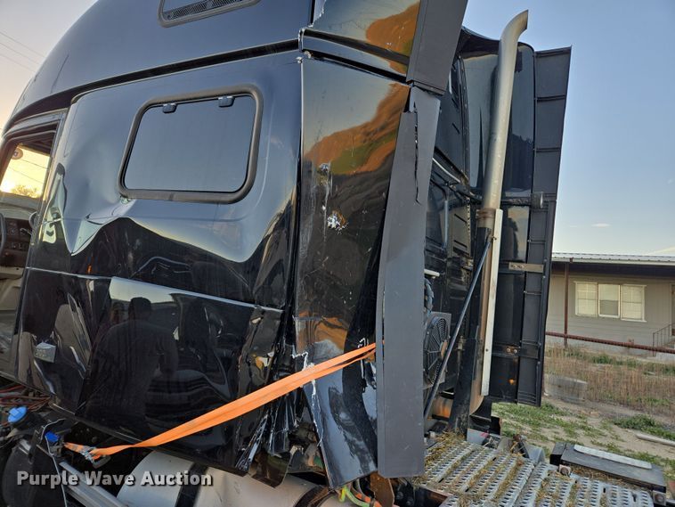 image for item DY6972 2017 Volvo VNL truck cab and chassis