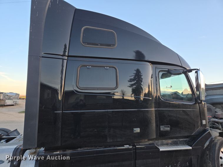 image for item DY6972 2017 Volvo VNL truck cab and chassis