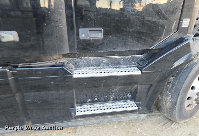 image for item DY6972 2017 Volvo VNL truck cab and chassis