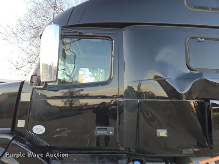 image for item DY6972 2017 Volvo VNL truck cab and chassis