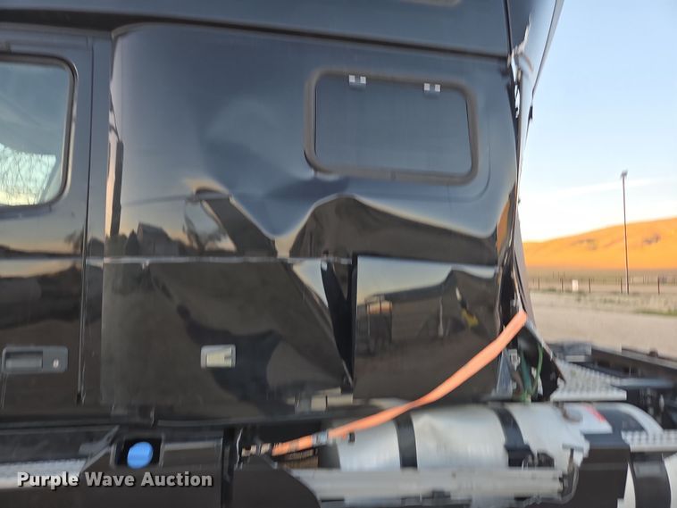 image for item DY6972 2017 Volvo VNL truck cab and chassis