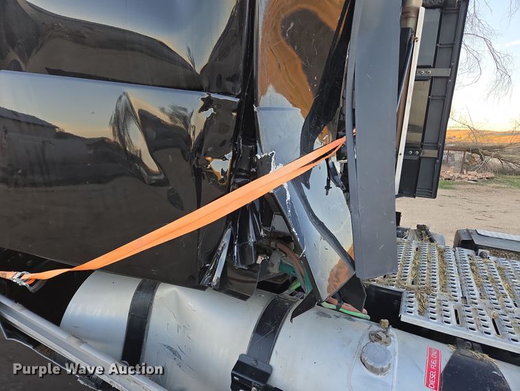 image for item DY6972 2017 Volvo VNL truck cab and chassis