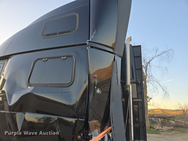 image for item DY6972 2017 Volvo VNL truck cab and chassis